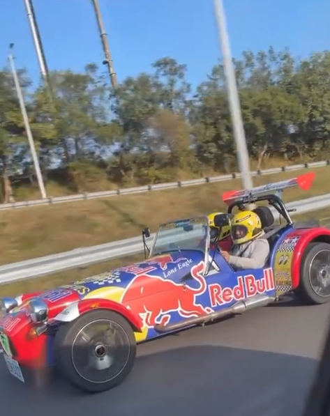 網友直擊賽車行駛國道驚呼:為什麼瑪利歐會在上面?