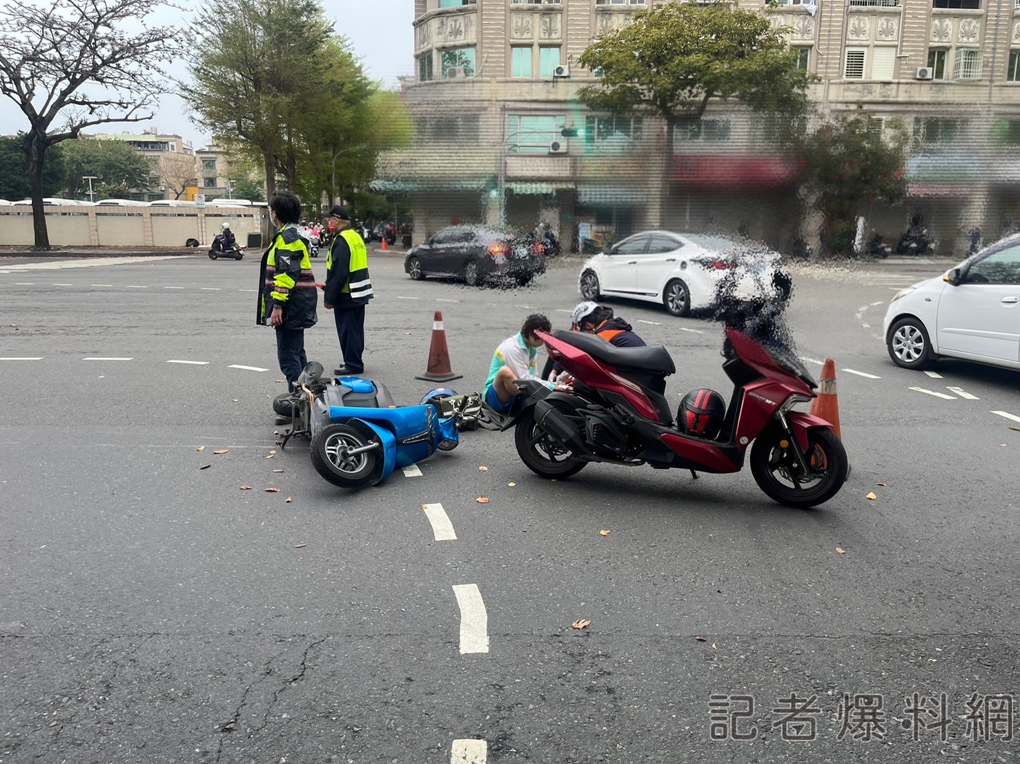 怎麼騎的啦! 騎士超車後突減速欲右轉 後車煞不及追撞慘摔