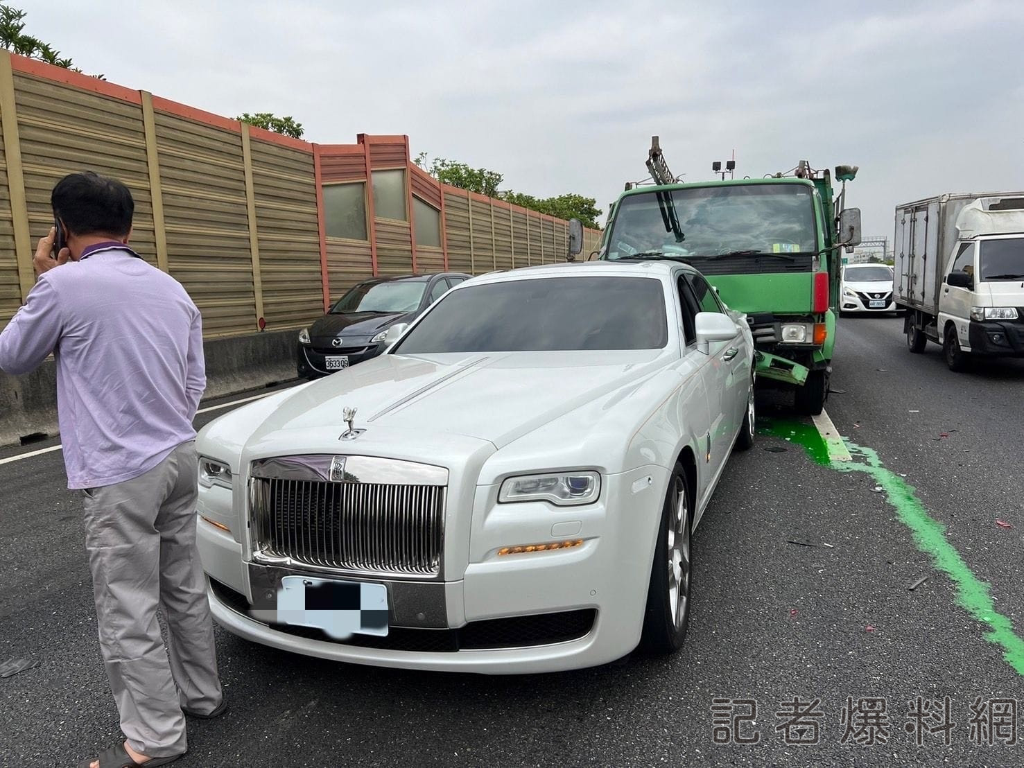 貨車國道追撞「勞斯萊斯」 網友驚呼:駕駛是賣場創辦人?