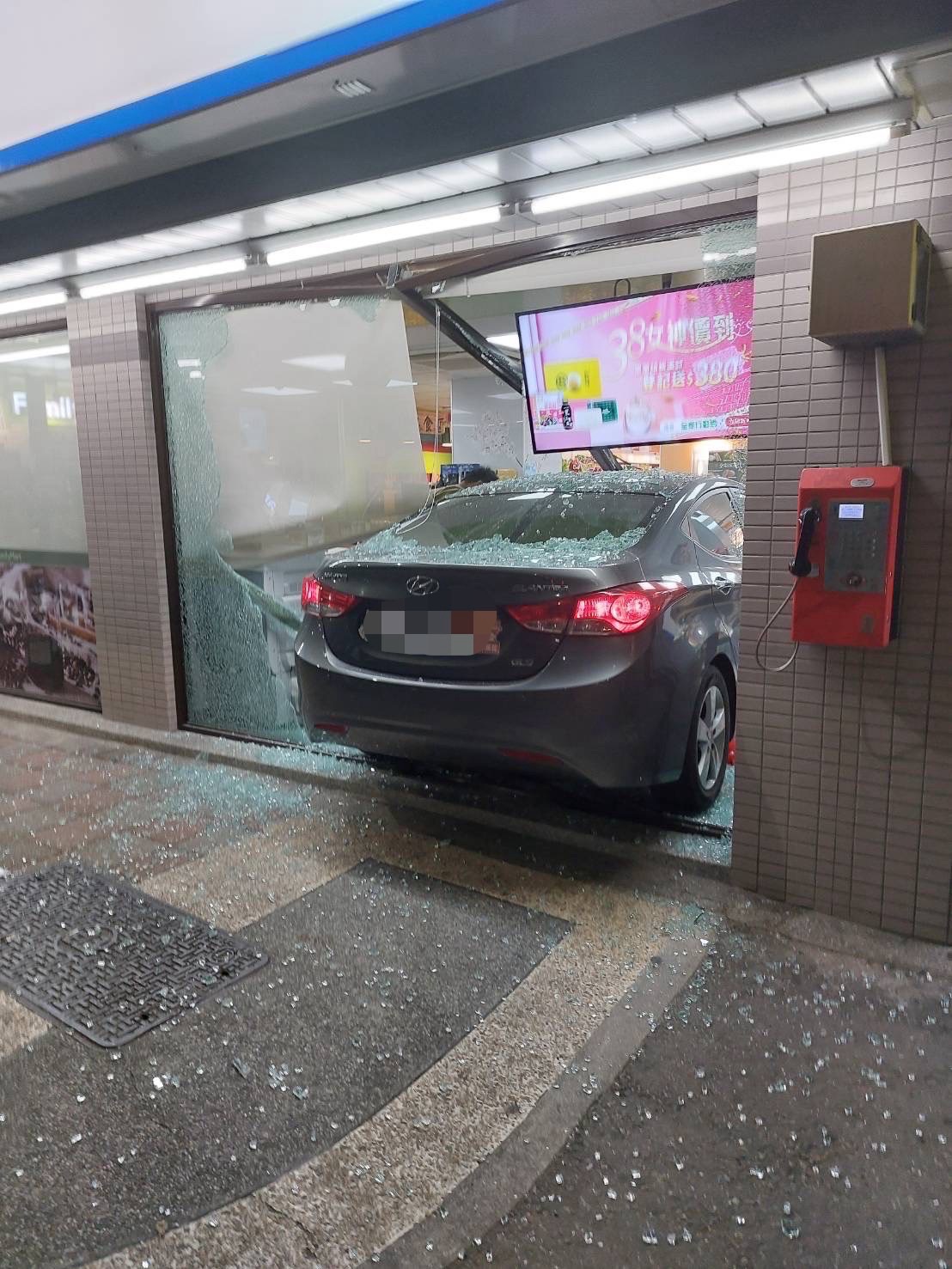 歡迎光臨回家 男誤把油門當煞車踩撞進超商