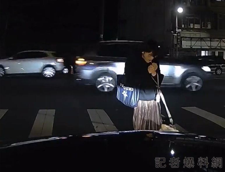 帝王行人超進化!遛狗民眾不過馬路「站中間悠哉掏菸抽」