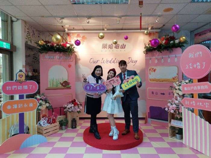 龜山戶所結婚拍照背板「粉」嫩亮相 結合當地特色營造浪漫氛圍 20240303075042049