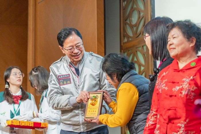 桃園家扶中心扶幼新、卸任主委交接 張善政肯定34位資深志工付出 20240310153346656
