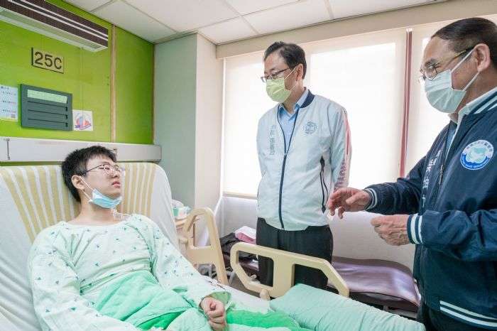 22歲警中彈仍奮力回擊 張善政贈慰問金表揚其勇氣