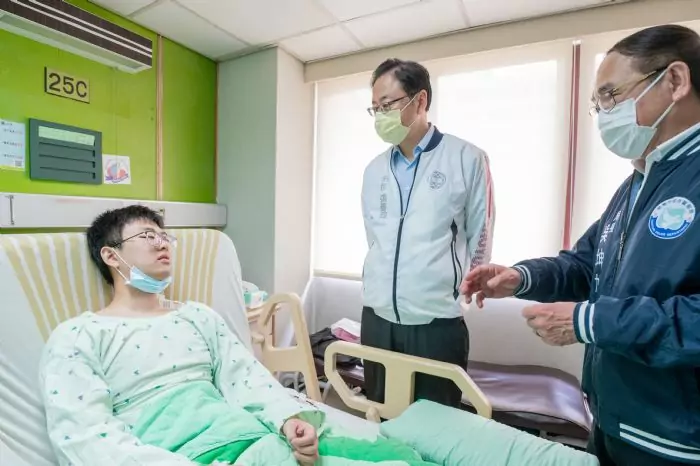22歲警中彈仍奮力回擊 張善政贈慰問金表揚其勇氣 22歲警中彈仍奮力回擊 張善政贈慰問金表揚其勇氣