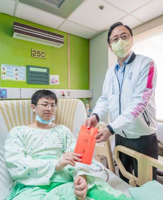 22歲警中彈仍奮力回擊 張善政贈慰問金表揚其勇氣 20240324135847020