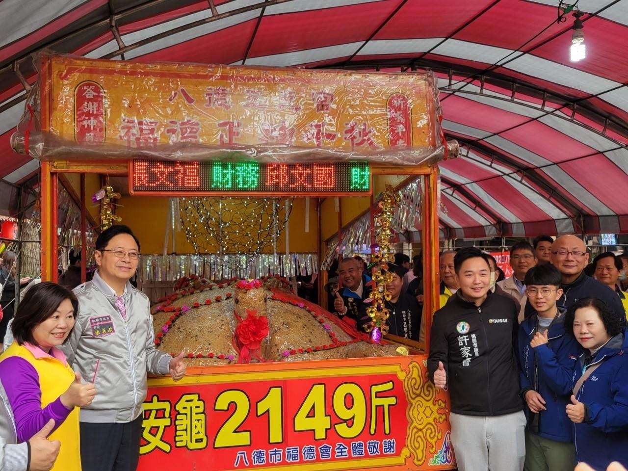 八德三元宮祈龜活動登場 民眾發揮巧思DIY創意米糕龜 2024DAGA240310