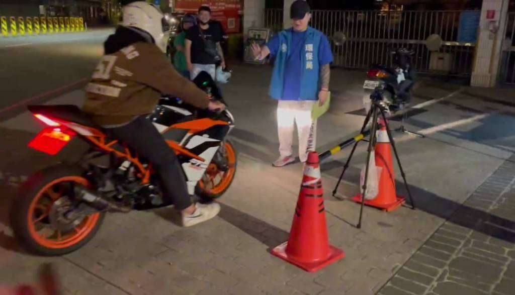 桃園環警監攜手打擊改裝車 4小時舉發15車排氣管噪音超標 2653535
