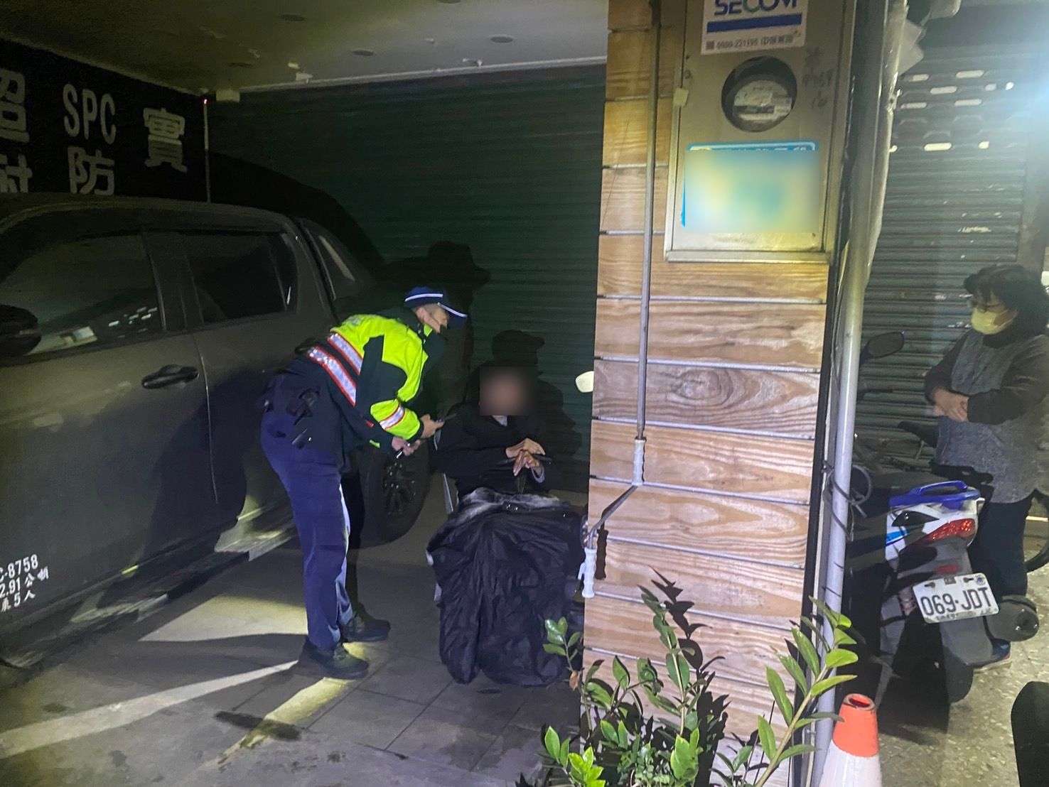 9旬翁深夜獨坐騎樓受凍 平鎮暖警及時伸援 318193 0