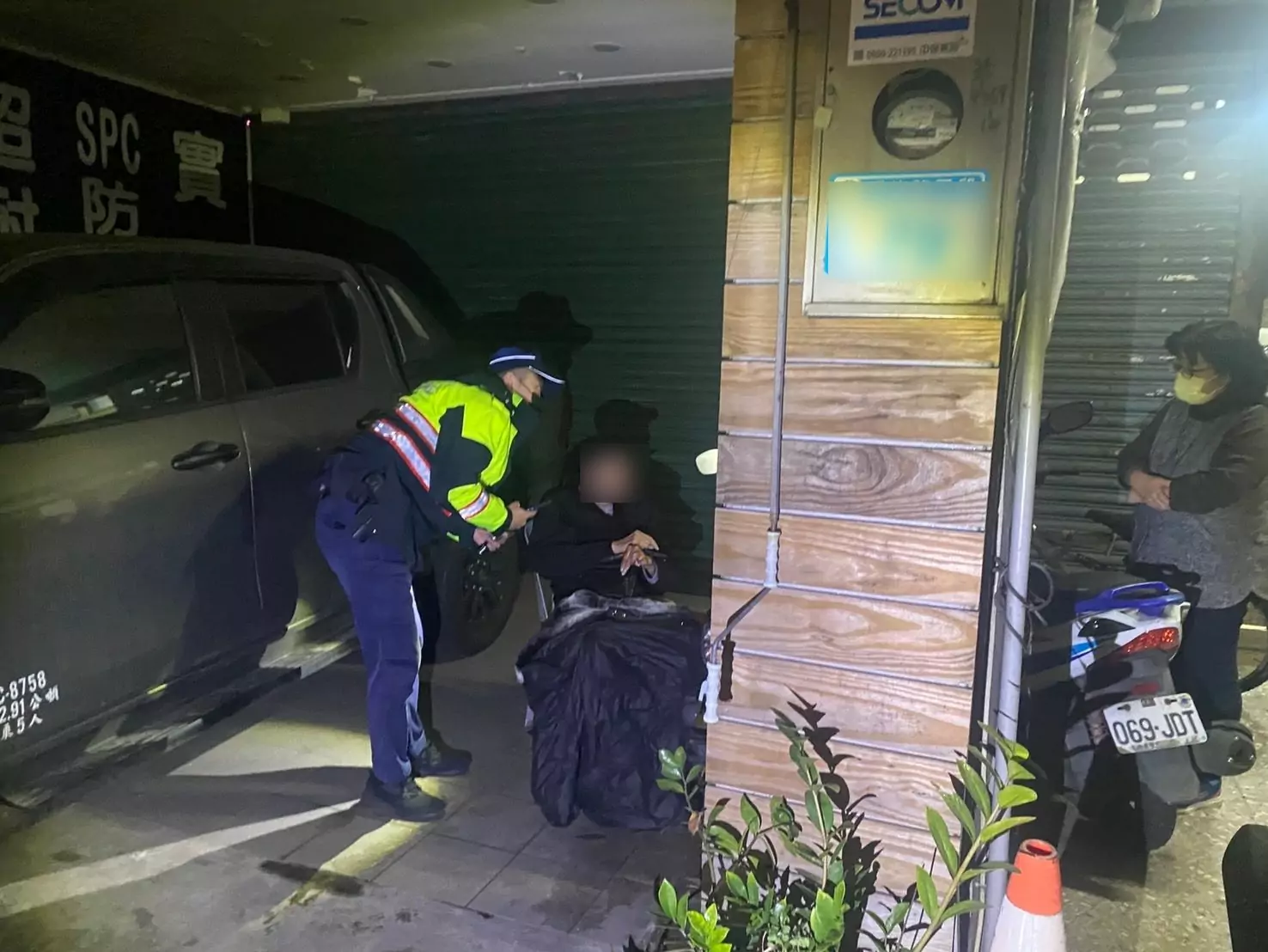 9旬翁深夜獨坐騎樓受凍 平鎮暖警及時伸援 9旬翁深夜獨坐騎樓受凍 平鎮暖警及時伸援
