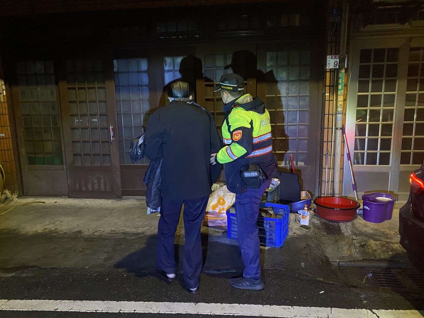9旬翁深夜獨坐騎樓受凍 平鎮暖警及時伸援 318195 0