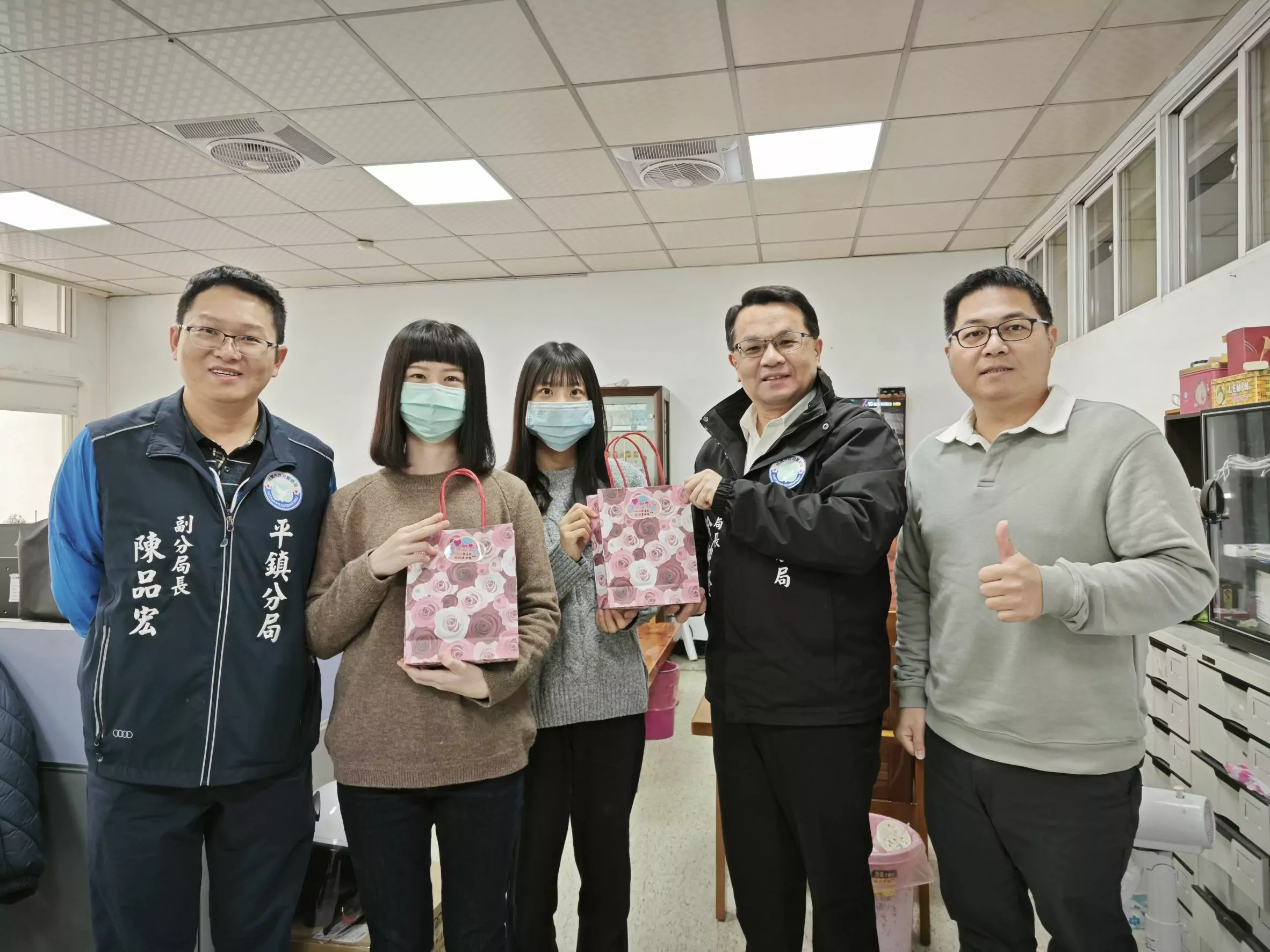 平警歡慶國際婦女節 贈女警面膜、巧克力 平警歡慶國際婦女節 贈女警面膜、巧克力