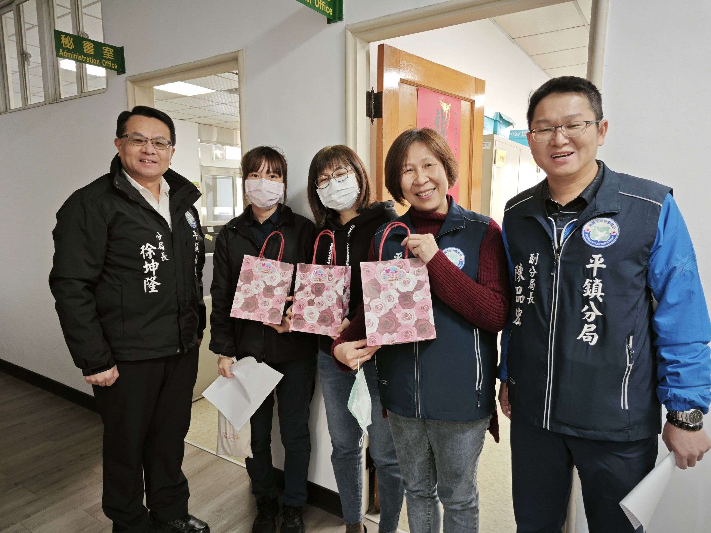 平警歡慶國際婦女節 贈女警面膜、巧克力 319796 0