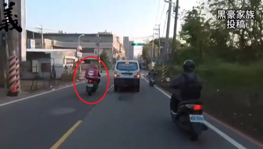 【有片】 2騎士逆向超車碰撞 「熊貓」外送員慘摔 32hfhdhg