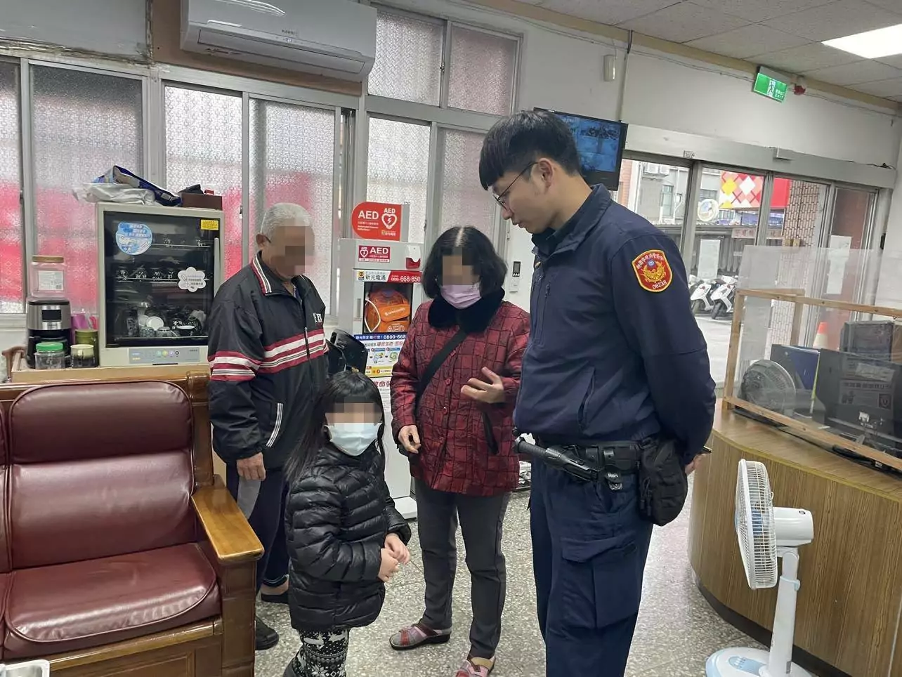4歲女童迷路眼眶泛淚 大園警耐心安撫 4歲女童迷路眼眶泛淚 大園警耐心安撫