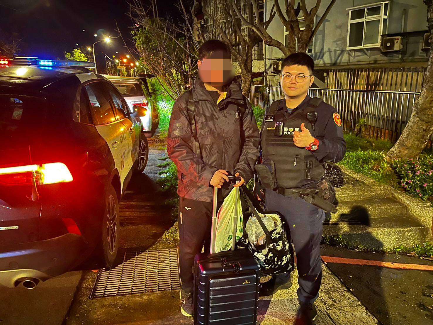 少年1原因寒夜裡獨自行走 大園暖警貼心護送他回家 353551