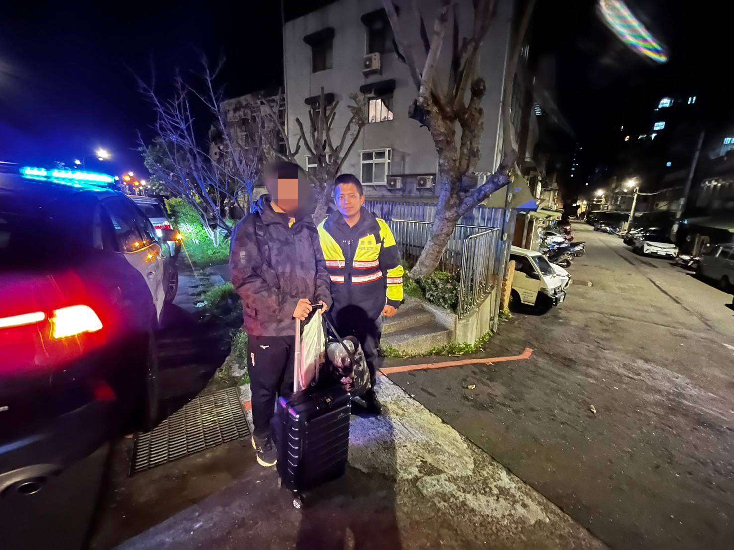 少年1原因寒夜裡獨自行走 大園暖警貼心護送他回家 353552
