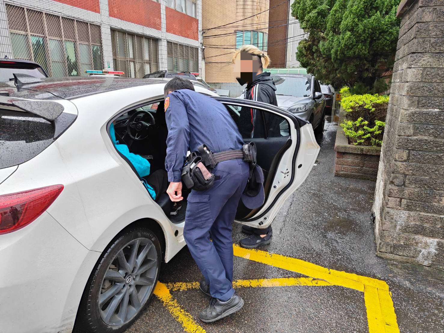 失智翁獨自搭車迷路 大園警靠他身上1物查身分 355116 0