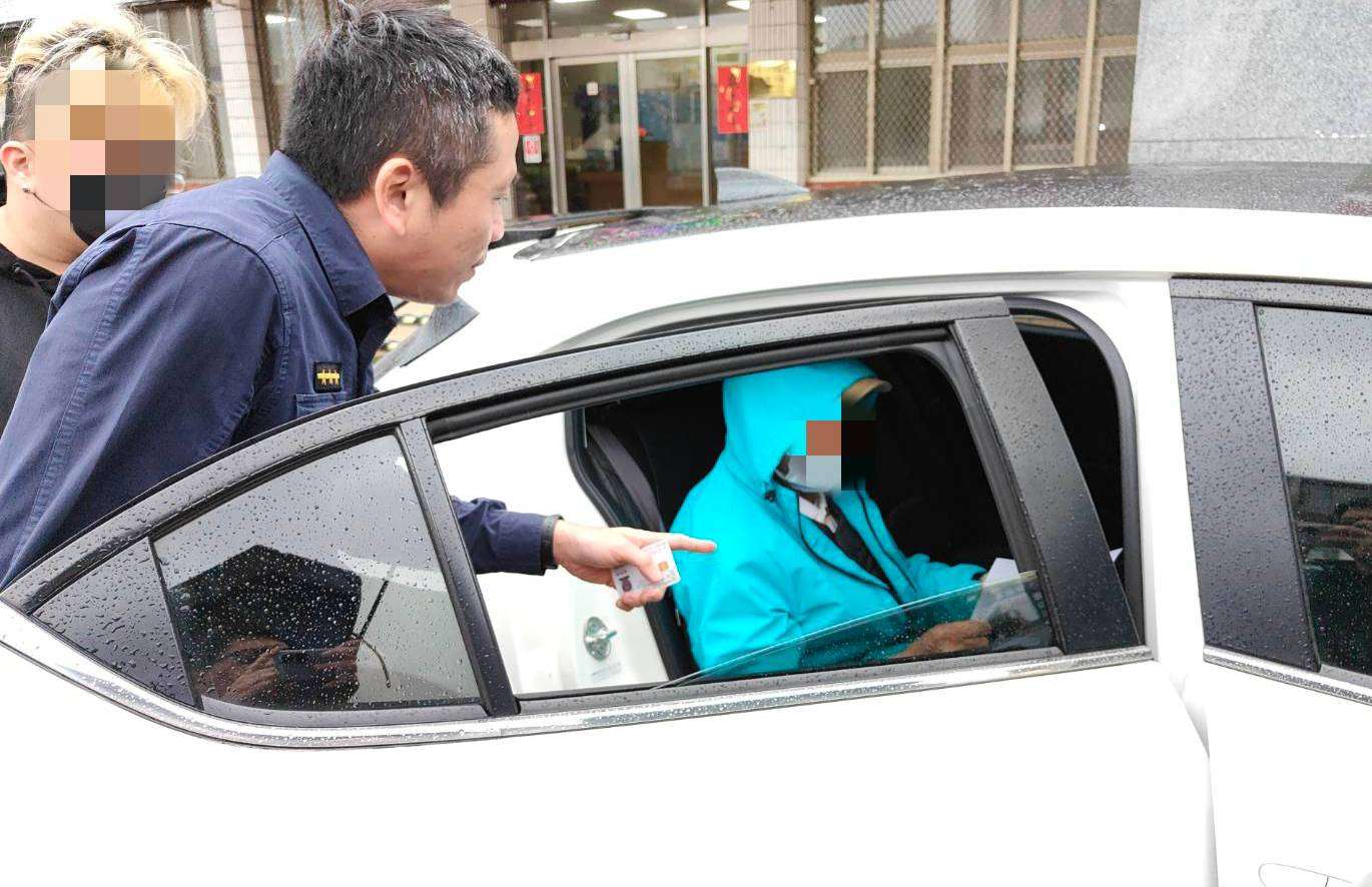 失智翁獨自搭車迷路 大園警靠他身上1物查身分 355117 0