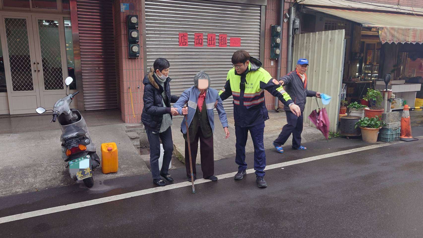9旬婦散步迷途倒臥路旁 大園暖警助她平安返家 355934