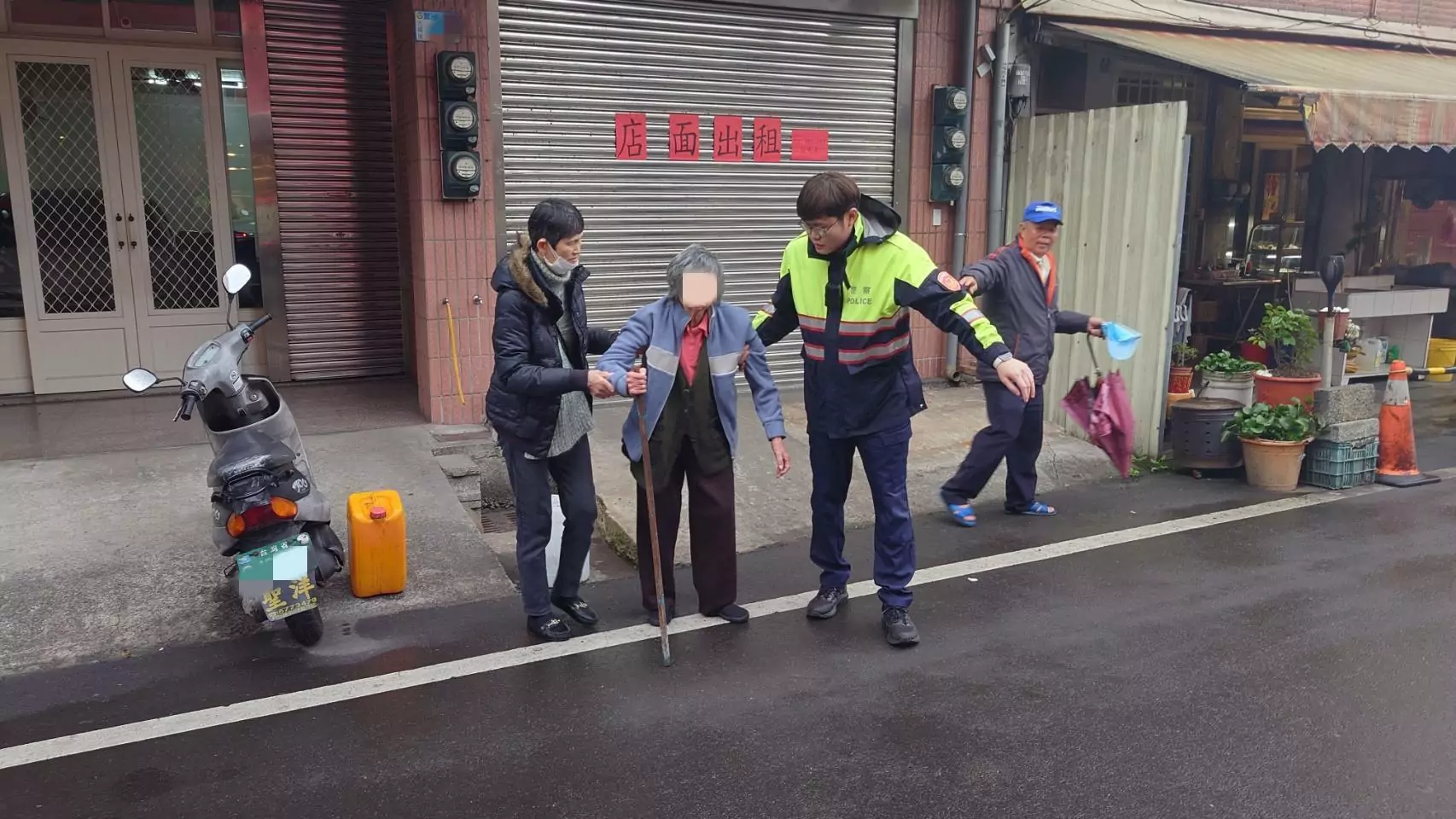 9旬婦散步迷途倒臥路旁 大園暖警助她平安返家 355934