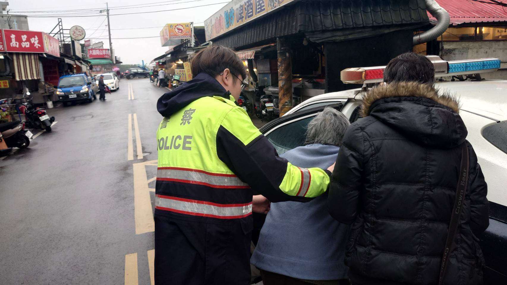 9旬婦散步迷途倒臥路旁 大園暖警助她平安返家 355935
