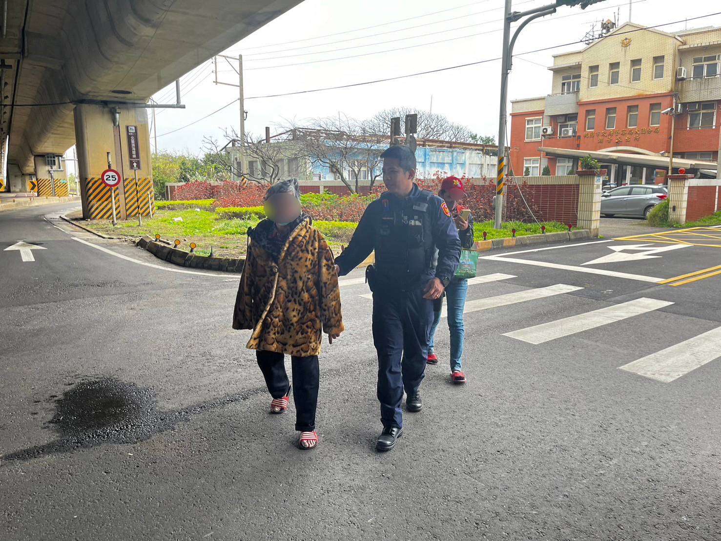 8旬老婦被她跟蹤嚇壞?大園警曝女子身分 356314 0