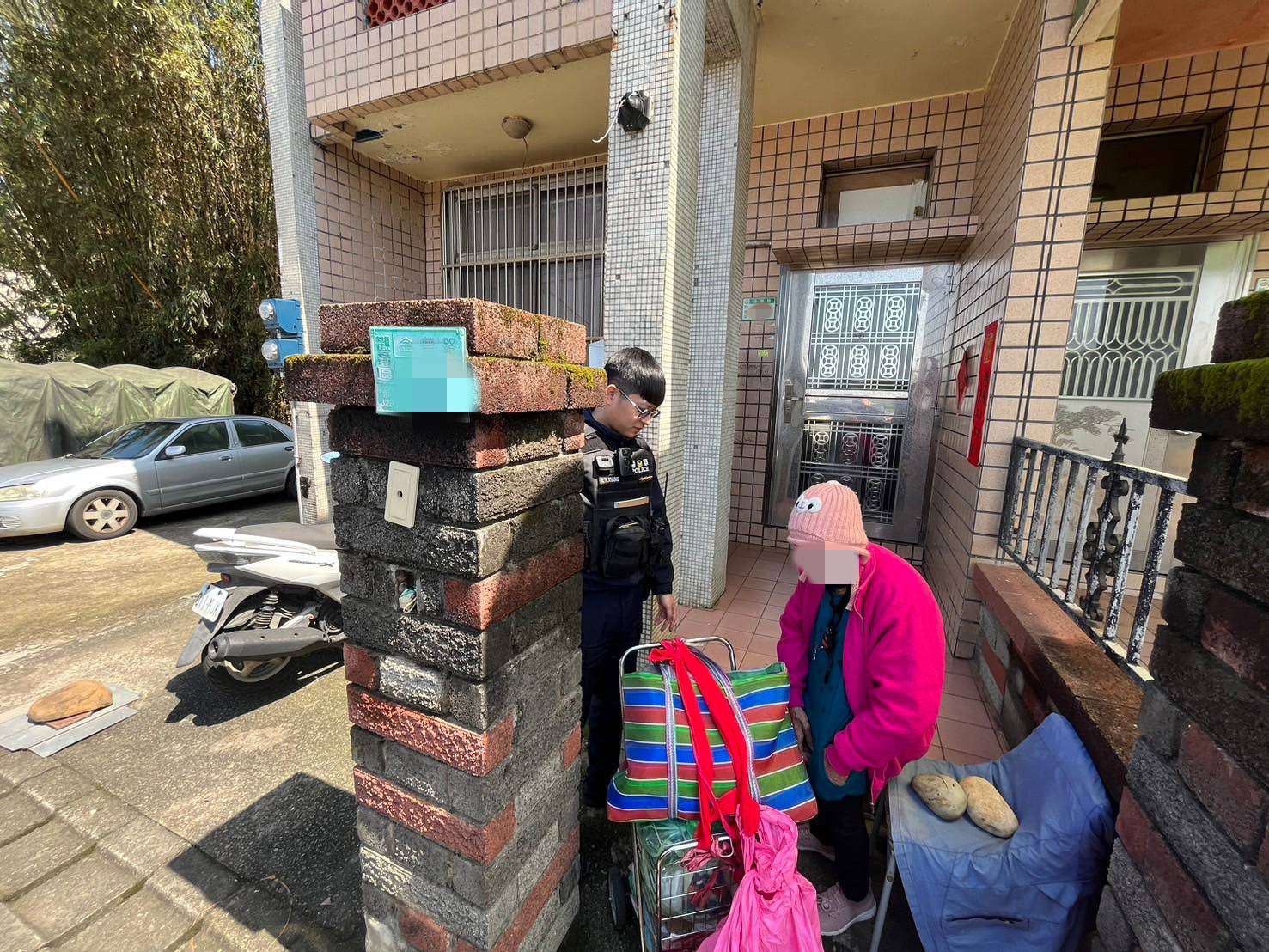 7旬婦買菜迷途 大園警伸援化解驚魂 357062 0
