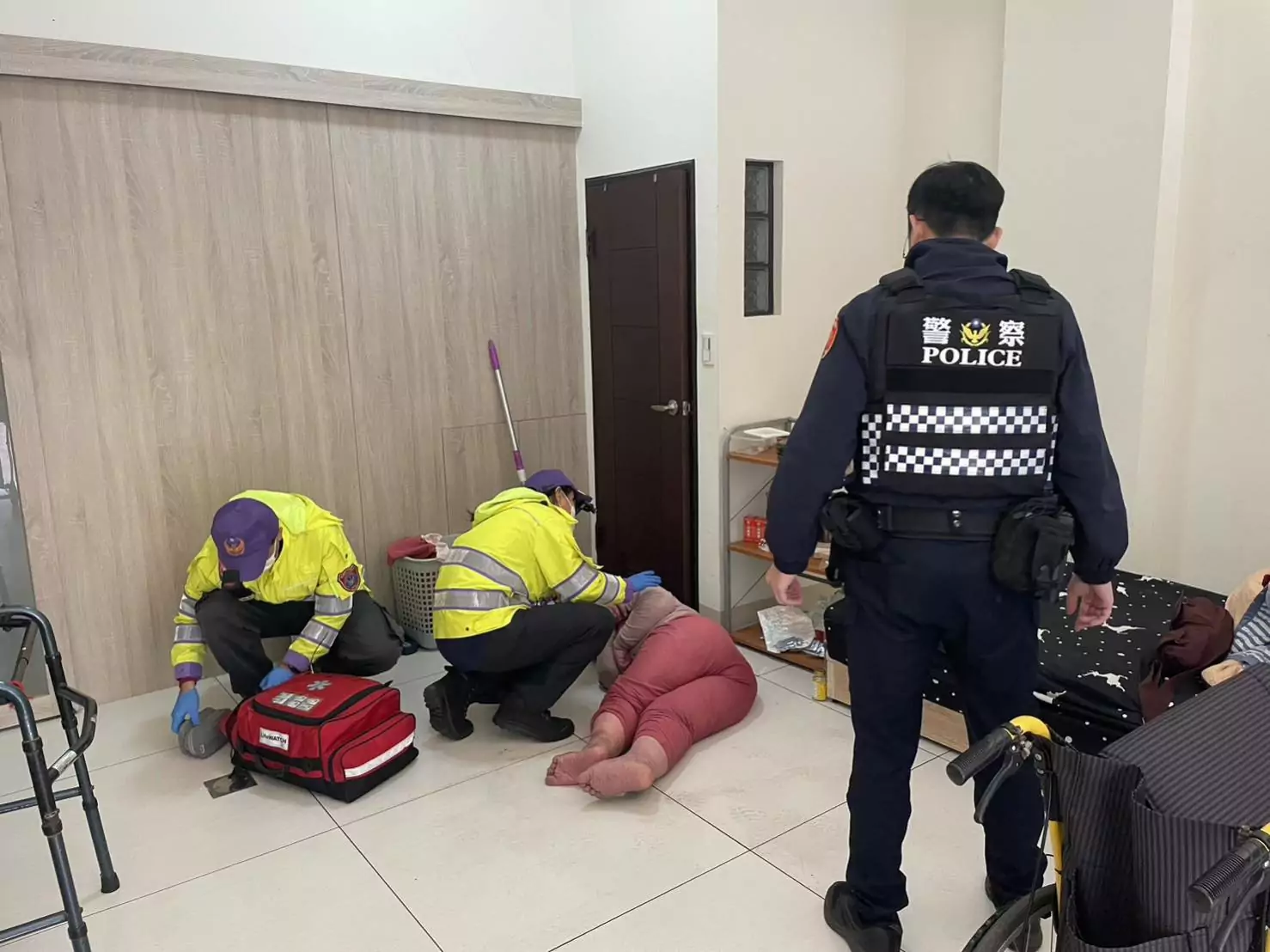 身障婦深夜倒臥家中求救到白天 大園警緊急到場助脫困 身障婦深夜倒臥家中求救到白天 大園警緊急到場助脫困
