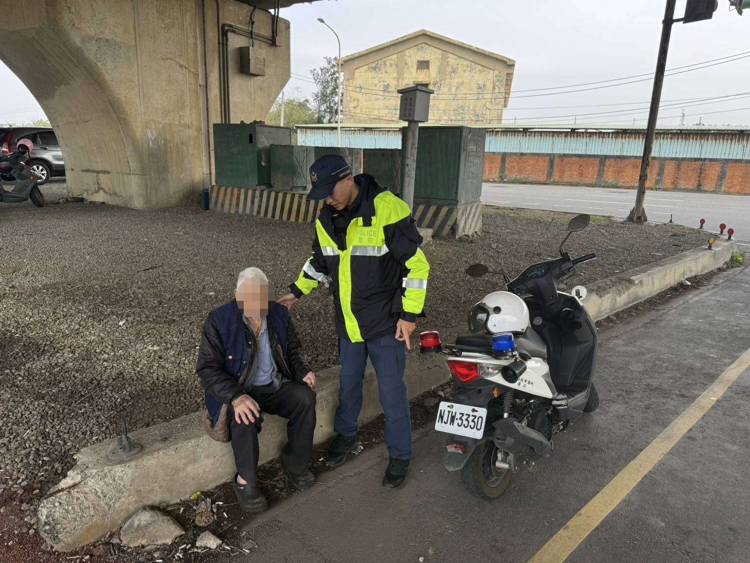 失智翁外出散步迷途 大園警靠1物查住家地址 358324 0