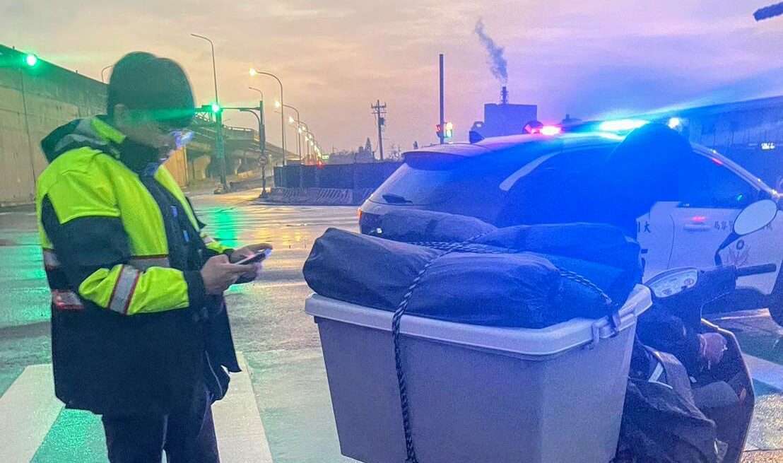 男子騎車返家拋錨路旁 大園警及時伸援幫「加油」