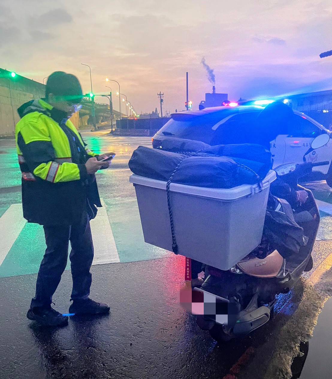 男子騎車返家拋錨路旁 大園警及時伸援幫「加油」 359891