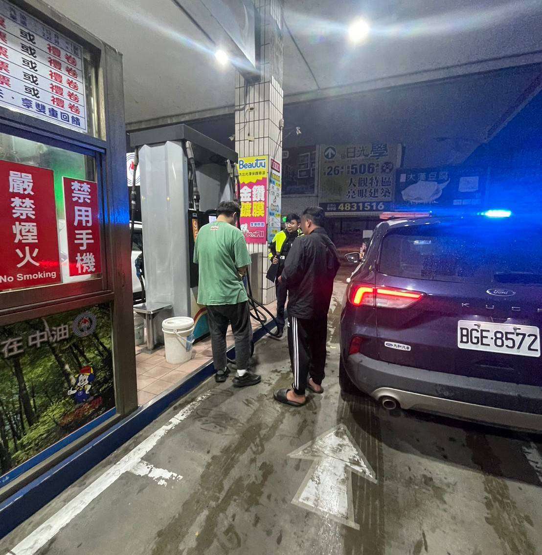 男子騎車返家拋錨路旁 大園警及時伸援幫「加油」 359893