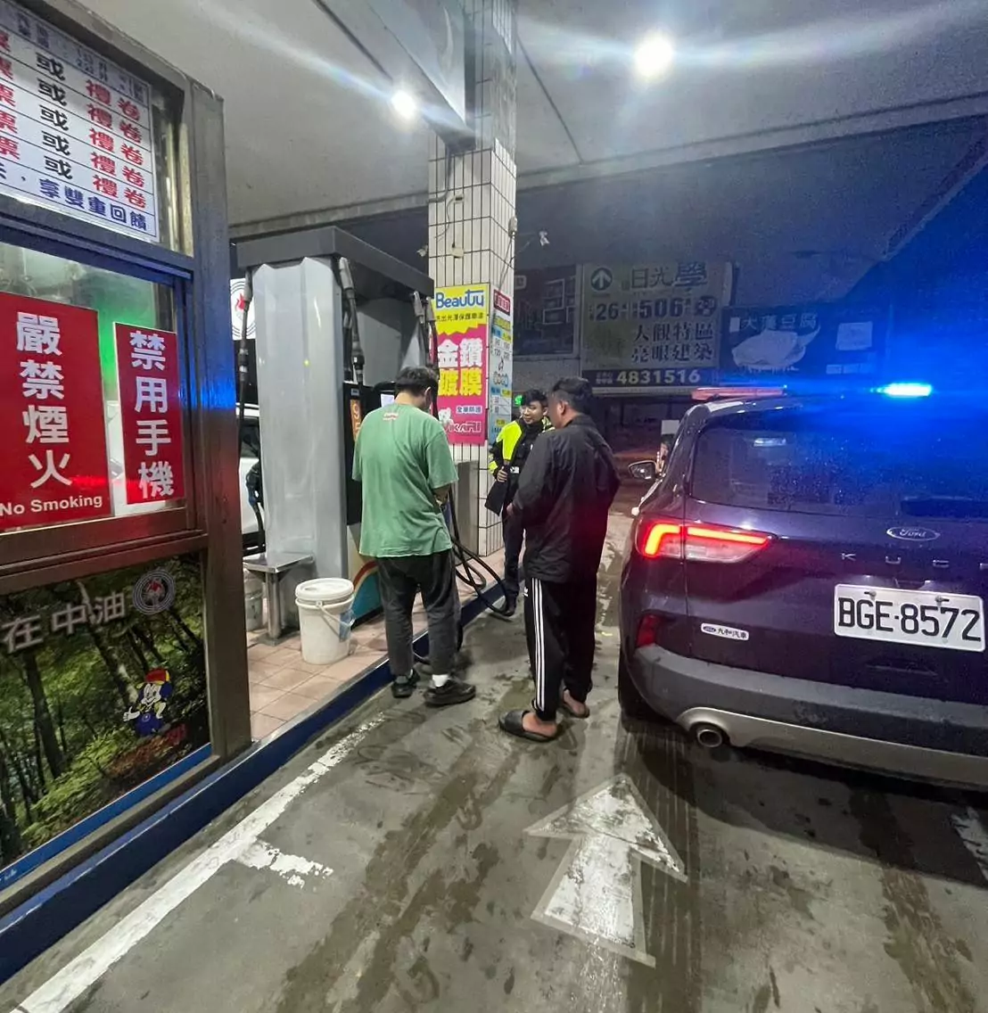 男子騎車返家拋錨路旁 大園警及時伸援幫「加油」 359893