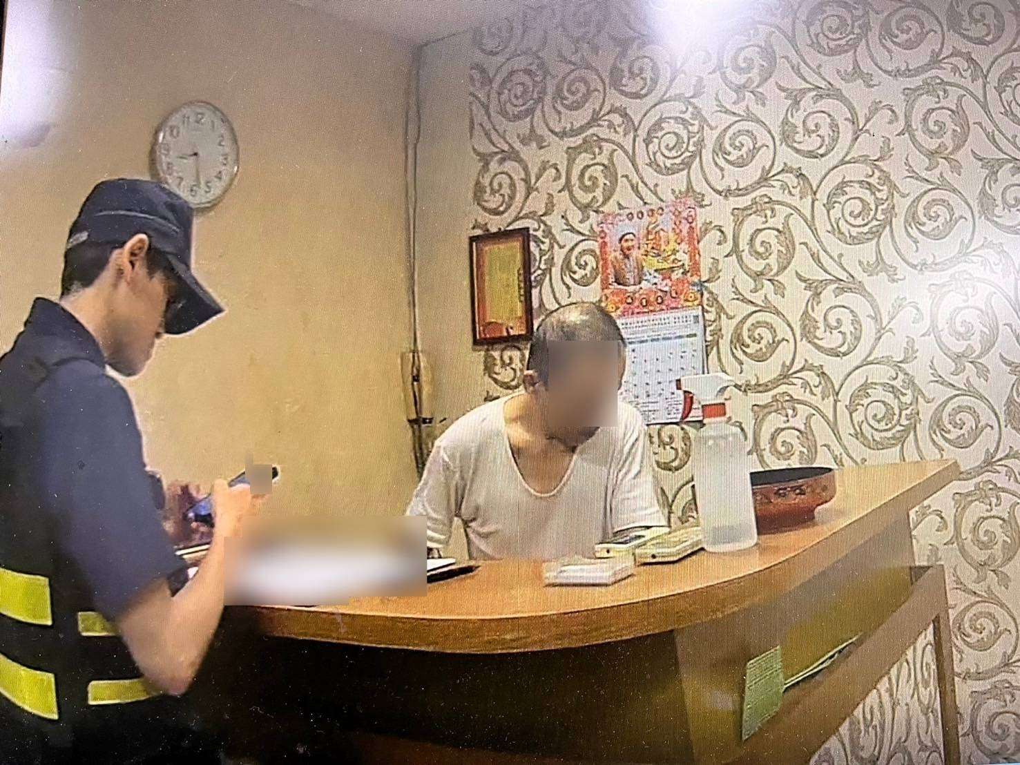 「4條通」男遇臨檢拔腿逃 大溪警追300公尺逮人 377040 0