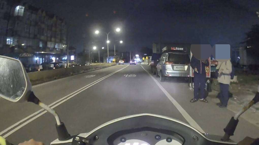 男與懷孕妻1原因路旁發抖 蘆竹警暖心助返家 405874