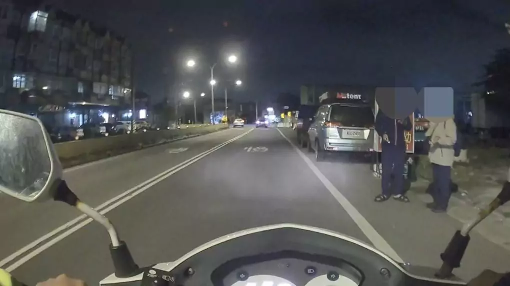 男與懷孕妻1原因路旁發抖 蘆竹警暖心助返家 405874
