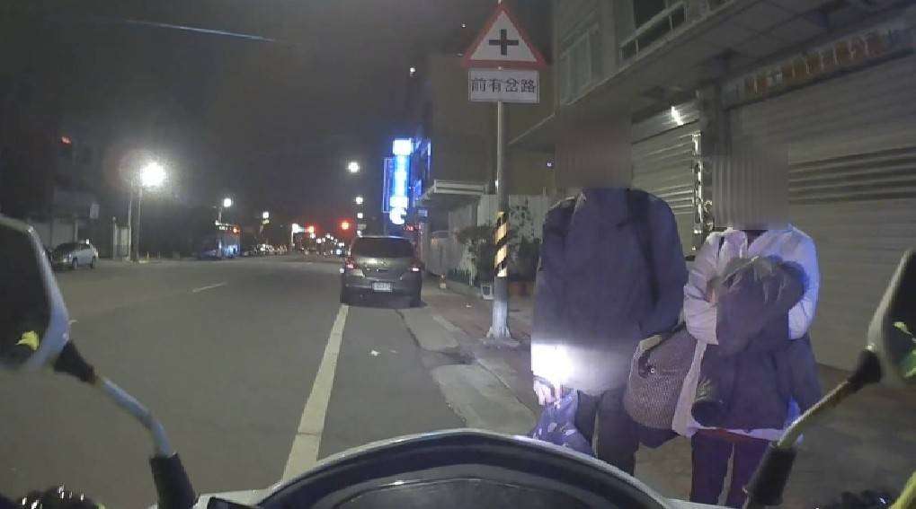 情侶求職碰壁深夜徘徊 蘆竹警暖心助2人返家 407096