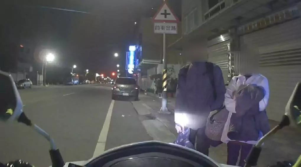 情侶求職碰壁深夜徘徊 蘆竹警暖心助2人返家 情侶求職碰壁深夜徘徊 蘆竹警暖心助2人返家