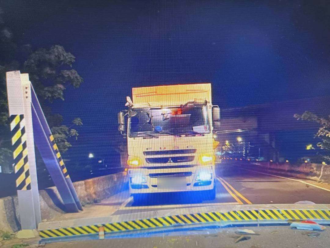 傻眼!遭大貨車狠撞 限高門架橫躺路中 413641