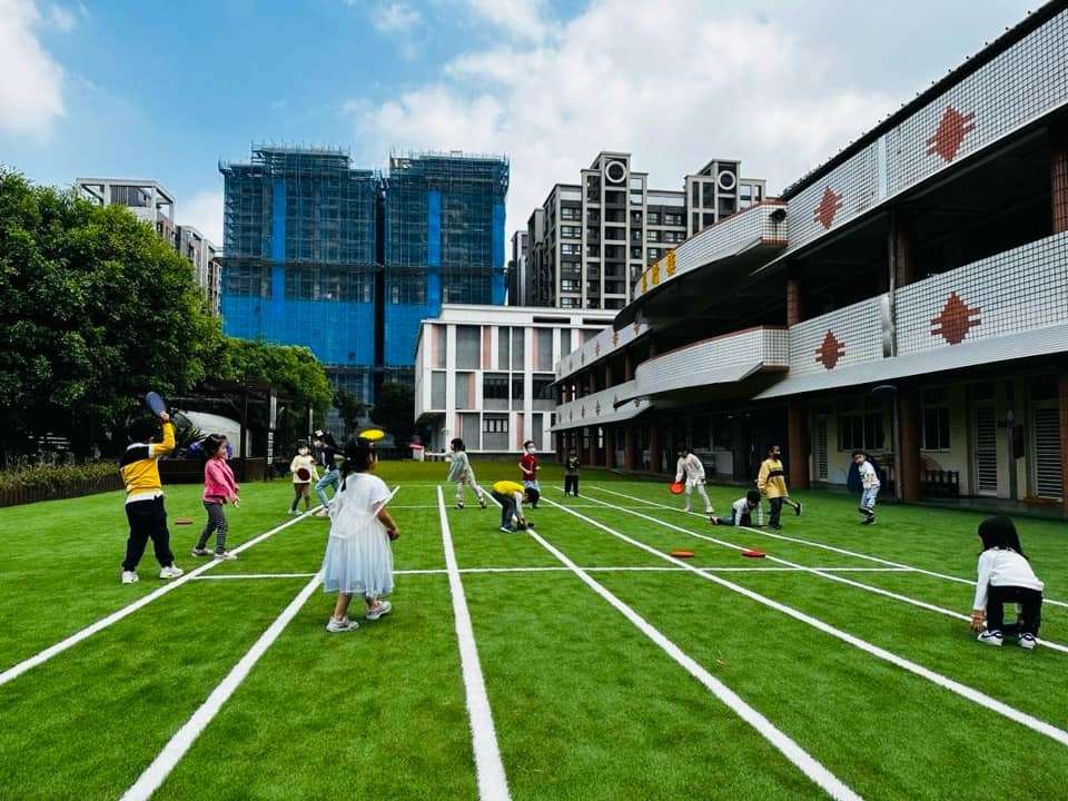 李宗豪助龜山樂善國小翻新草皮 打造安全活動空間 430258799 904242615044497 5110238767256122759 n