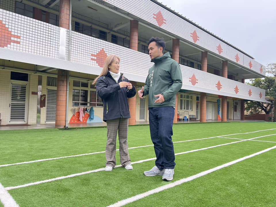 李宗豪助龜山樂善國小翻新草皮 打造安全活動空間 431031017 904239985044760 7165943612920558763 n 1