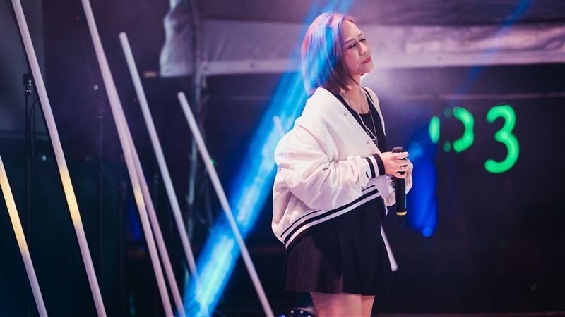 黑澀會美眉近況賺翻!年收破12億受邀看展