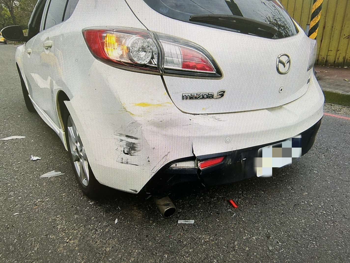 疑未注意車前狀況 小黃追撞前方停讓行人車輛 45