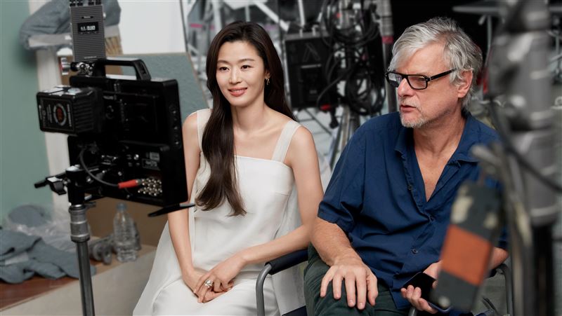 全智賢合作奧斯卡獲獎導演 展現逆齡面貌