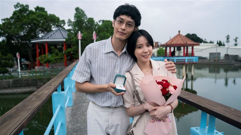 恭喜曹佑寧「求婚」成功 緊摟她畫面曝光