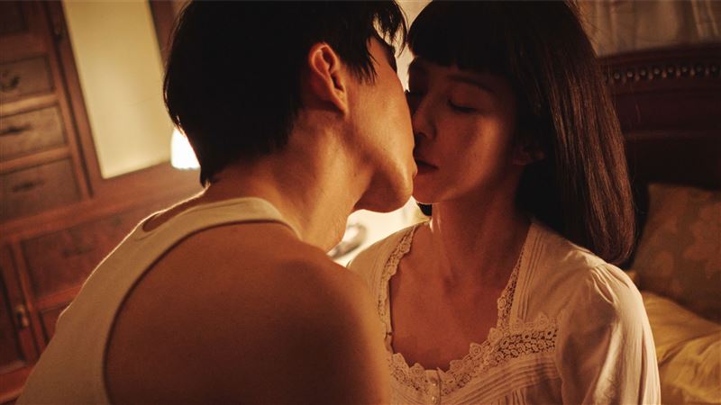 不只周曉涵有 邵雨薇商魂和他滾床畫面曝