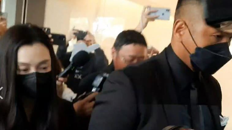 脫口狗官消失4年 范瑋琪現身小S公公靈堂