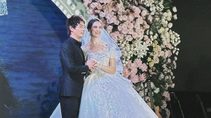 黃品源婚禮內部照曝 美女妻低胸白紗辣翻