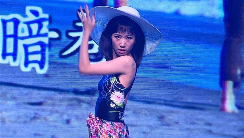 Lulu扛主持棒!泳裝秀美背衝上台